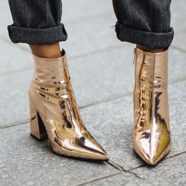 Arriba 95+ imagen metallic shoes outfit - Abzlocal.mx